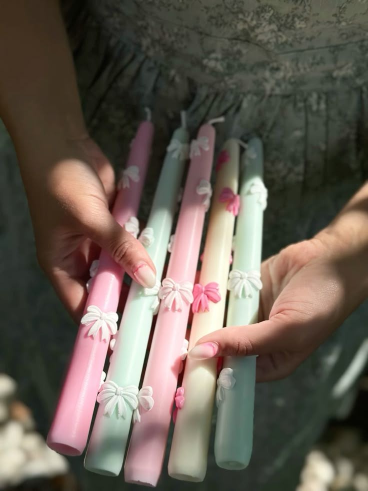 Bow candle with holder deal